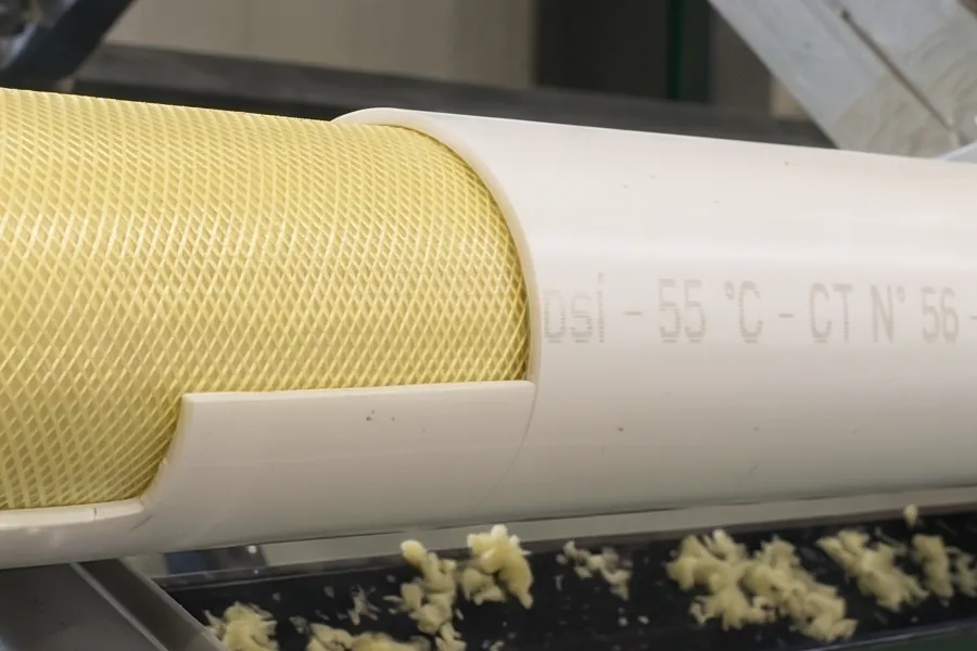 Detalle de Z-FleX con la cubierta recortada: refuerzo de fibra de aramida trenzada sobre el liner de polietileno